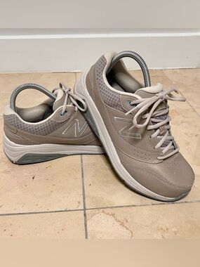New Balance 928v3 Walking Shoes Womens 9 Beige Leather Comfort WW928GR3 Casual